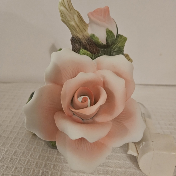 Porcelain Pink Rose Nightlight, home deco, bedroom lite, kitchen lite, hall lite - Picture 8 of 9